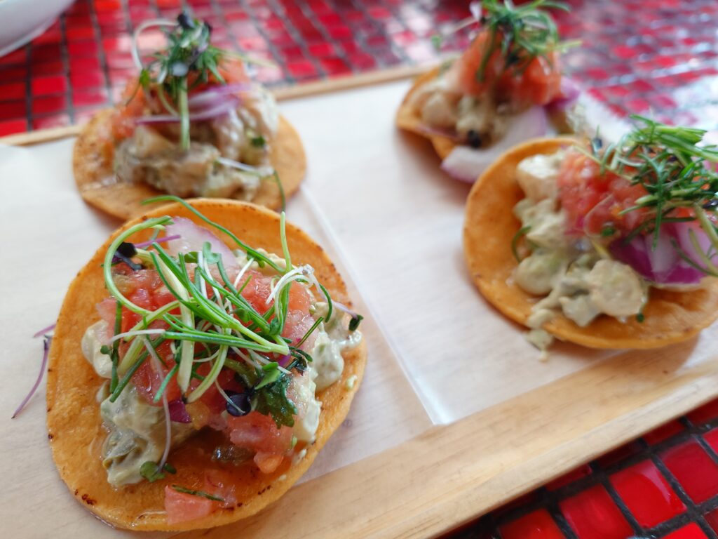 エビとアボカドのトスターダ