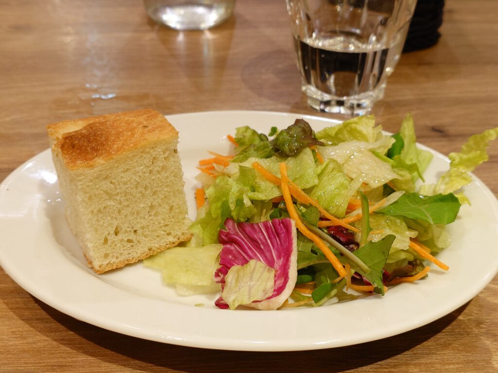 ミアボッカ
ミニサラダとフォカッチャ